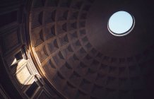 Vista inferior del techo interior del Panteón Agrippa de Roma - foto de stock