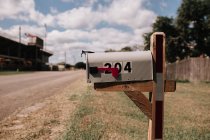 Caixa de correio colorida cinza pálida fechada na beira da estrada — Fotografia de Stock