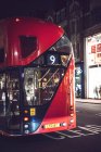 Двухэтажный автобус ночью — стоковое фото