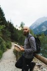 Tourist schaut am Bergsee weg — Stockfoto