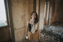 Fröhliches Mädchen posiert im verlassenen Zimmer — Stockfoto