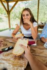 Харчування сендвіч дівчина — стокове фото