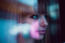 Retrato de menina ruiva olhando vidro de garganta refletindo luzes de néon — Fotografia de Stock