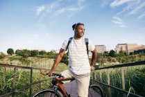 Mann posiert mit Fahrrad auf Uferpromenade — Stockfoto
