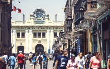 Lima, Peru - 26. Dezember 2016: Menschen gehen auf einem Bürgersteig auf dem Hauptplatz — Stockfoto