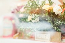 Nahaufnahme frischer weißer Rosen auf verschwommenem Hintergrund — Stockfoto
