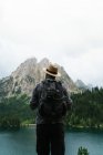 Turista em pé sobre montanhas lago — Fotografia de Stock
