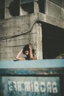 Portrait de fille brune posant sur la scène industrielle — Photo de stock