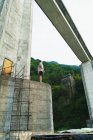 Uomo in posa sulla vecchia torre di cemento — Foto stock