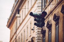 Semáforo colgado en la escena de la calle en Roma, Italia - foto de stock