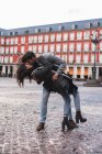 Jeunes amants donnant baiser passionné à la place de la ville — Photo de stock