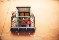 AYACUCHO, PERÚ - 30 DE DICIEMBRE DE 2016: Vista inferior de dos niñas de pie en el balcón - foto de stock
