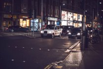 LONDRES, ROYAUME-UNI - 14 OCTOBRE 2016 : Le taxi londonien est dans la rue de nuit . — Photo de stock