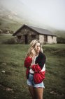 Junge Frau steht im nebligen Tal — Stockfoto