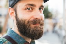 Крупный план портрета бородатого человека, смотрящего в сторону — стоковое фото