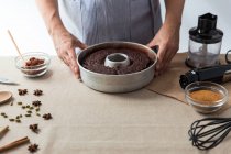 Cuocere preparare torta al cioccolato — Foto stock