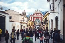 AYACUCHO, PERU - DEZEMBRO 30, 2016: Multidão de pessoas andando nas ruas da cidade — Fotografia de Stock