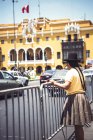 Vista posterior de la mujer en sombrero mirando al Ayuntamiento de Lima - foto de stock