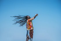 Homem africano com dreadlocks no céu azul — Fotografia de Stock