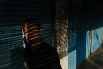 KAULA LUMPUR, MALASIA-8 APRILE, 2016: Uomo anziano in abbigliamento casual che guarda la macchina fotografica in ombra striata della finestra . — Foto stock