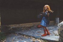 Menina em vestido de bruxa na rua — Fotografia de Stock