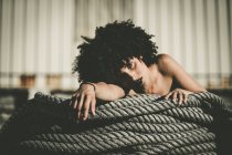 Ritratto di ragazza bruna appoggiata su matassa di corda — Foto stock