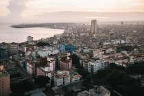 Vista aérea de la ciudad urbana cubana y el mar Caribe. - foto de stock