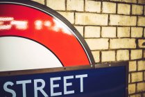 ЛОНДОН, Великобритания - 14 ОКТЯБРЯ 2016: Вид на знак Лондонского метрополитена вблизи — стоковое фото