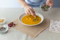 Cucini la minestra alla panna decorante con semi . — Foto stock