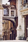 Украшенный фасад прохода на уличной сцене Рима — стоковое фото