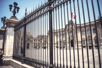 Government Palace in Lima seen through fence. — Stock Photo