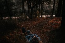 Homme barbu faisant une pause dans les bois forestiers — Photo de stock