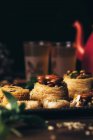 Натюрморт из сирийской выпечки с орехами на столе — стоковое фото