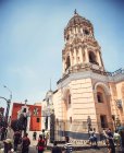 Lima, peru - 26. dezember 2016: touristen spazieren im kloster santo domingo in lima, peru. — Stockfoto