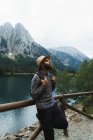 Turista guapo en el lago de montaña - foto de stock