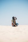 Homme sur sable regardant loin — Photo de stock