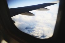Tragfläche des Flugzeugs vor wolkenverhangenem Himmel. — Stockfoto
