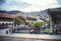 AYACUCHO, PERU - DECEMBER 30, 2016: People walking in Main Square on background of hilly cityscape — Stock Photo