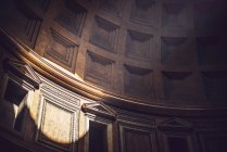 Sunbeam circle on walls of Rome Agrippa Pantheon — Stock Photo