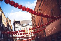 Righe di lanterne di carta nella zona di Chinatown — Foto stock