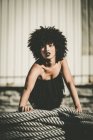 Brunette fille avec afro posant sur les cordes — Photo de stock