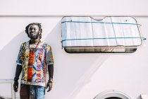 Mann posiert in Nähe von Wohnwagen an Straße — Stockfoto