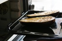 Aubergines grillées sur plaque à pâtisserie — Photo de stock