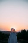Side view of human skull sculpture against red sunset. — Stock Photo