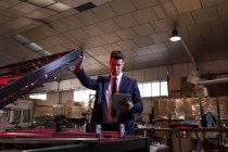 Hombre formal con Tablet Check Taller de inspección . - foto de stock