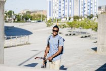 Uomo con bicicletta in scena urbana — Foto stock