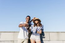Paar schaut Smartphone — Stockfoto