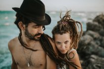 Портрет счастливой пары на скалистом берегу океана — стоковое фото
