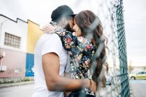 Passione coppia abbracciando vicino recinto — Foto stock