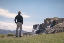 Вид ззаду захоплюючий парк водоспадів сонячний весняний день — стокове фото